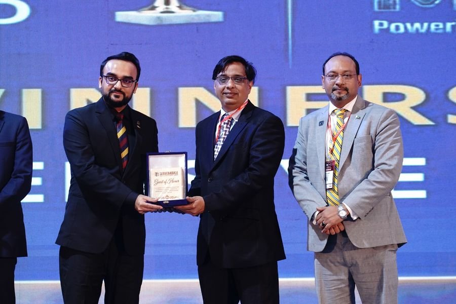 Taha Rauf receiving the Guest of Honour plaque on stage at the Future Leaders Awards 2026, ITCN Asia, Karachi